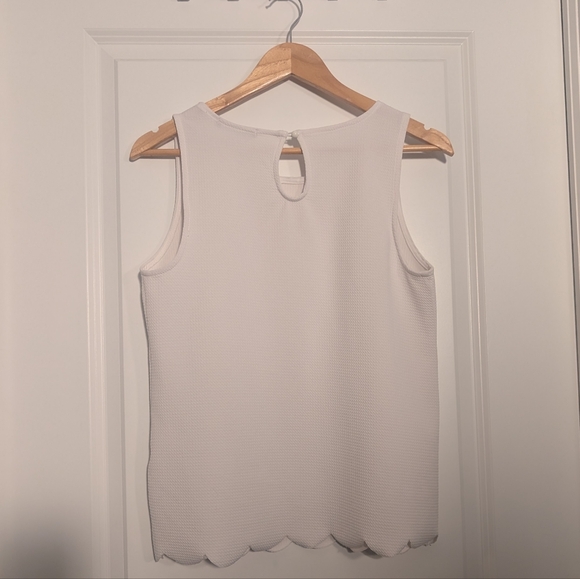 Suzy Shier White Scalloped Hem Tank - Picture 3 of 3